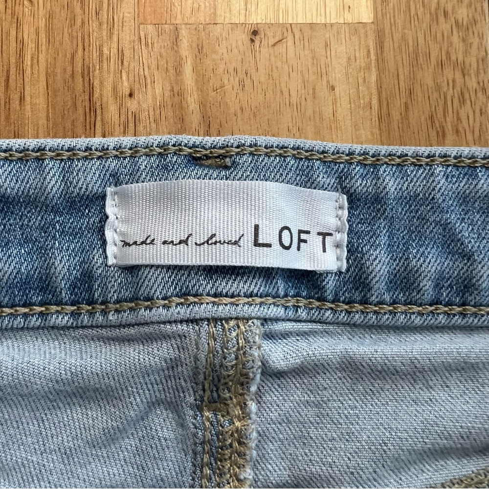 LOFT Curvy Skinny Jeans Women’s Size 10P / 30 Light Wash Distressed Knee Raw Hem - Picture 2 of 6